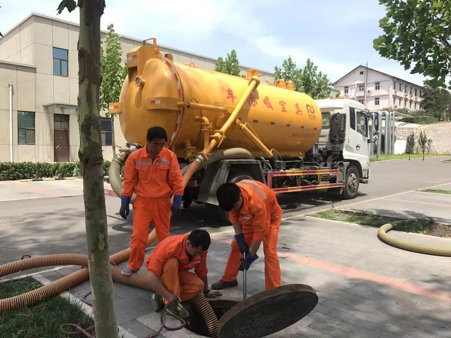 新县管道疏通车停在窨井附近