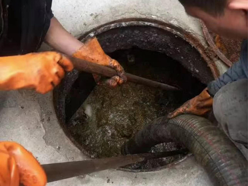 新县清理化粪池时如何避免沼气的危害?